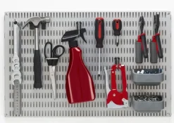 Elfa Sailytystaulusetti. Setti Sisaltaa: 1 Sailytystaulu, 1 Kuppi, 2 Sailytyslaatikkoa, 3 Lyhytta Tyokalukoukkua, 2 Pitkaa Tyokalukoukkua, 1 Pyorea Iso Koukku, 1 Pyorea Pieni Koukku, 1 Pihtikoukku.