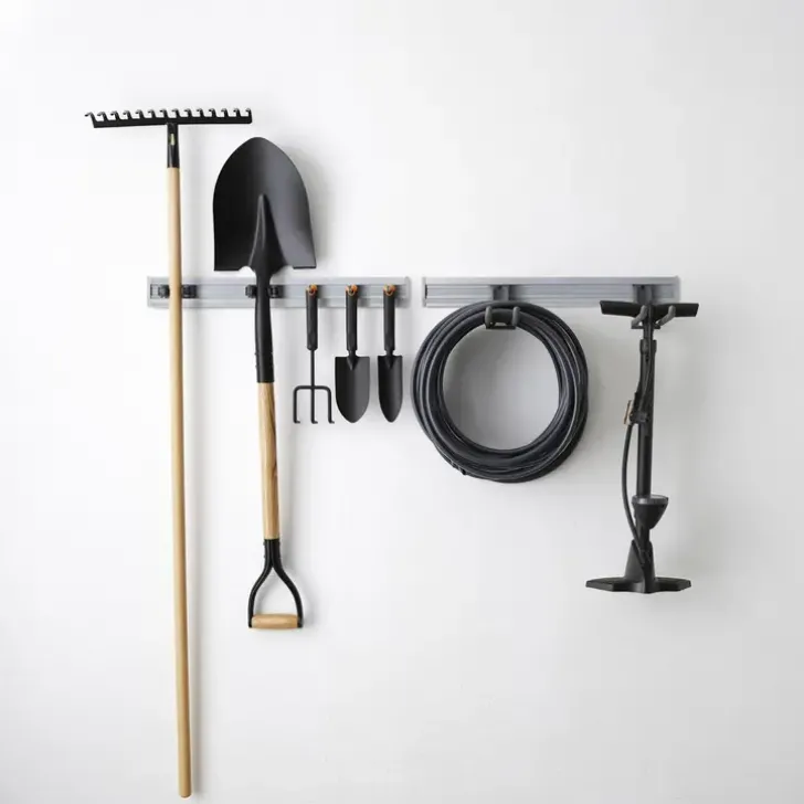 Setti, Jossa On 2 Sailytyskiskoa Tyokalujen, Luutien Ja Haravoiden Sailytykseen. Setti Sisaltaa: 2 Suoraa Tyokalukoukkua, 3 Valinekoukkua, 2 Pienta Tyokalupidinta, 2 Sailytyskiskoa.