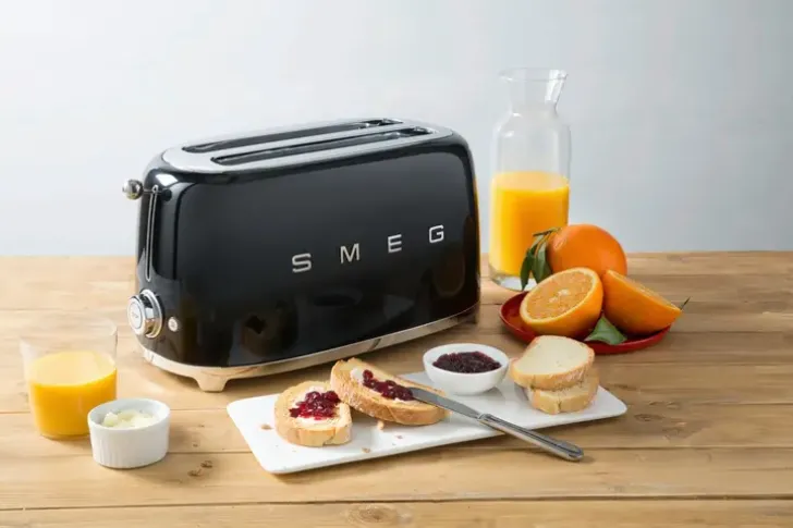 Smeg Tsf02Bleu 4-Viipaleen Leivanpaahdin Musta